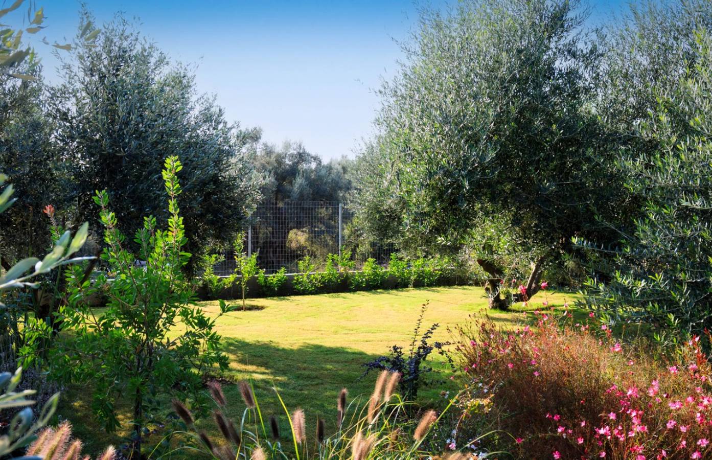 Stylish Contemporary Villa with Gardens and Pool near Beaches and Tavernas in Ligia, Grèce