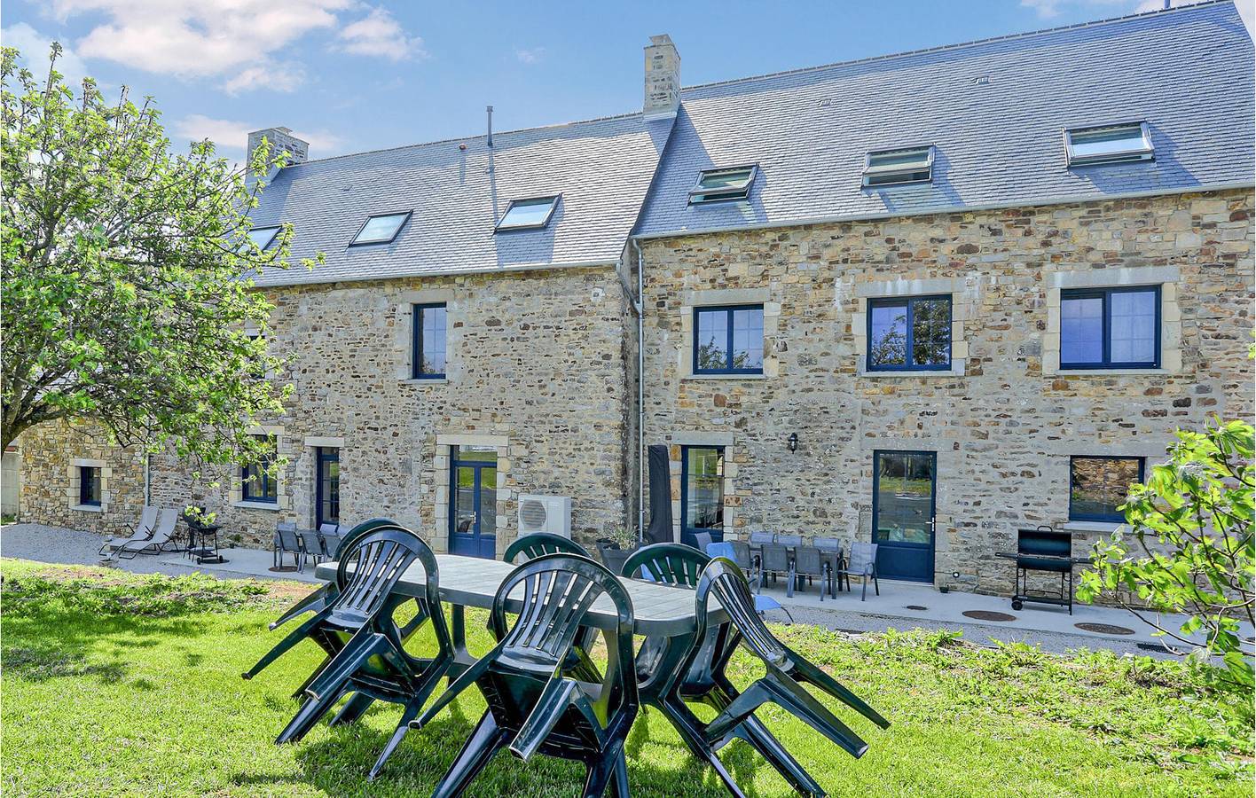 Bijou de Fierville : Spacieux, appartement avec jardin, parking et internet ! in Fierville-les-Mines, Côte de la Déroute