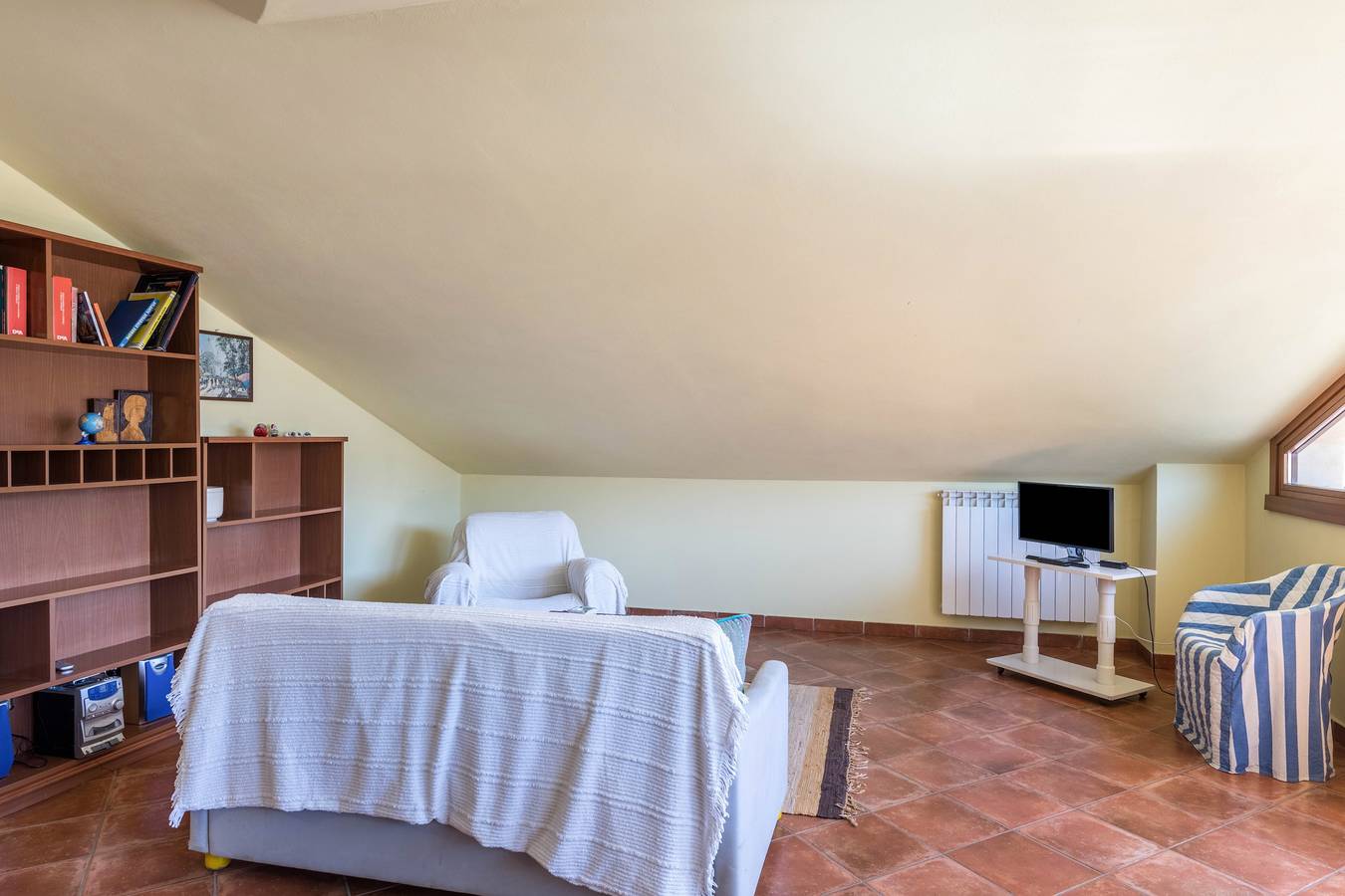 Entire apartment, Apartment 'Casa Caterina Mansarda' with Lake View, Garden & Wi-Fi in Marone, Comune di Marone