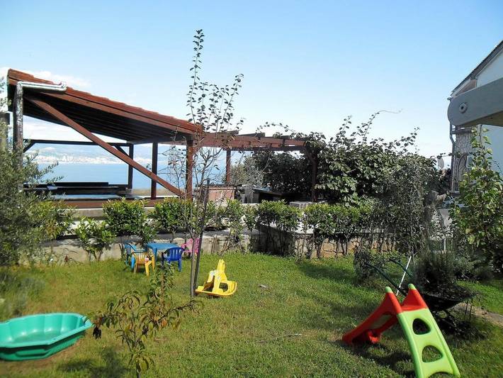 Ganze Wohnung, Geräumige Wohnung mit Terrasse und Außenküche mit Meerblick in Icici, Primorje-Gorski Kotar