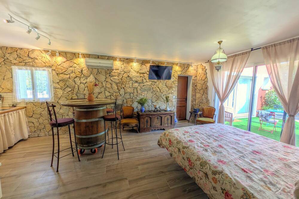 Entire apartment, 2-bed studio with kitchenette, shared terrace and bathroom in Le Cannet-des-Maures, Draguignan region
