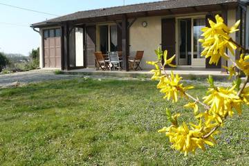 Gîte pour 6 personnes, avec jardin et terrasse, animaux acceptés à Marboz
