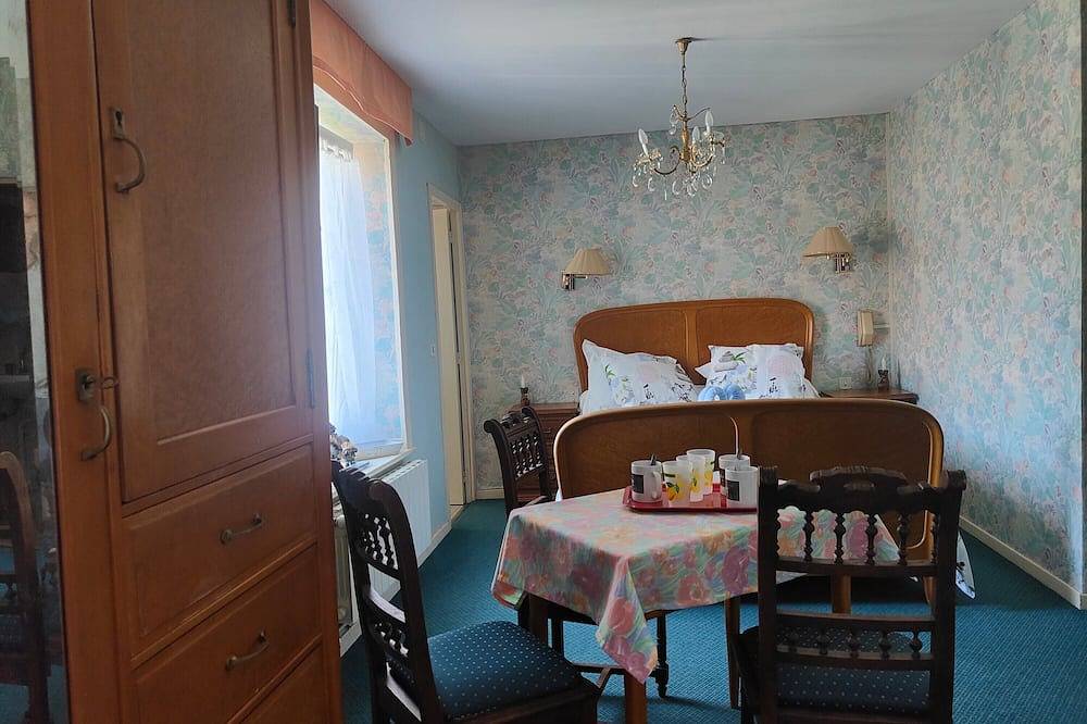 Entire apartment, Chambre « Domaine du Noyer » with Shared Terrace, Balcony, and Wi-Fi in La Vôge-les-Bains, Épinal region