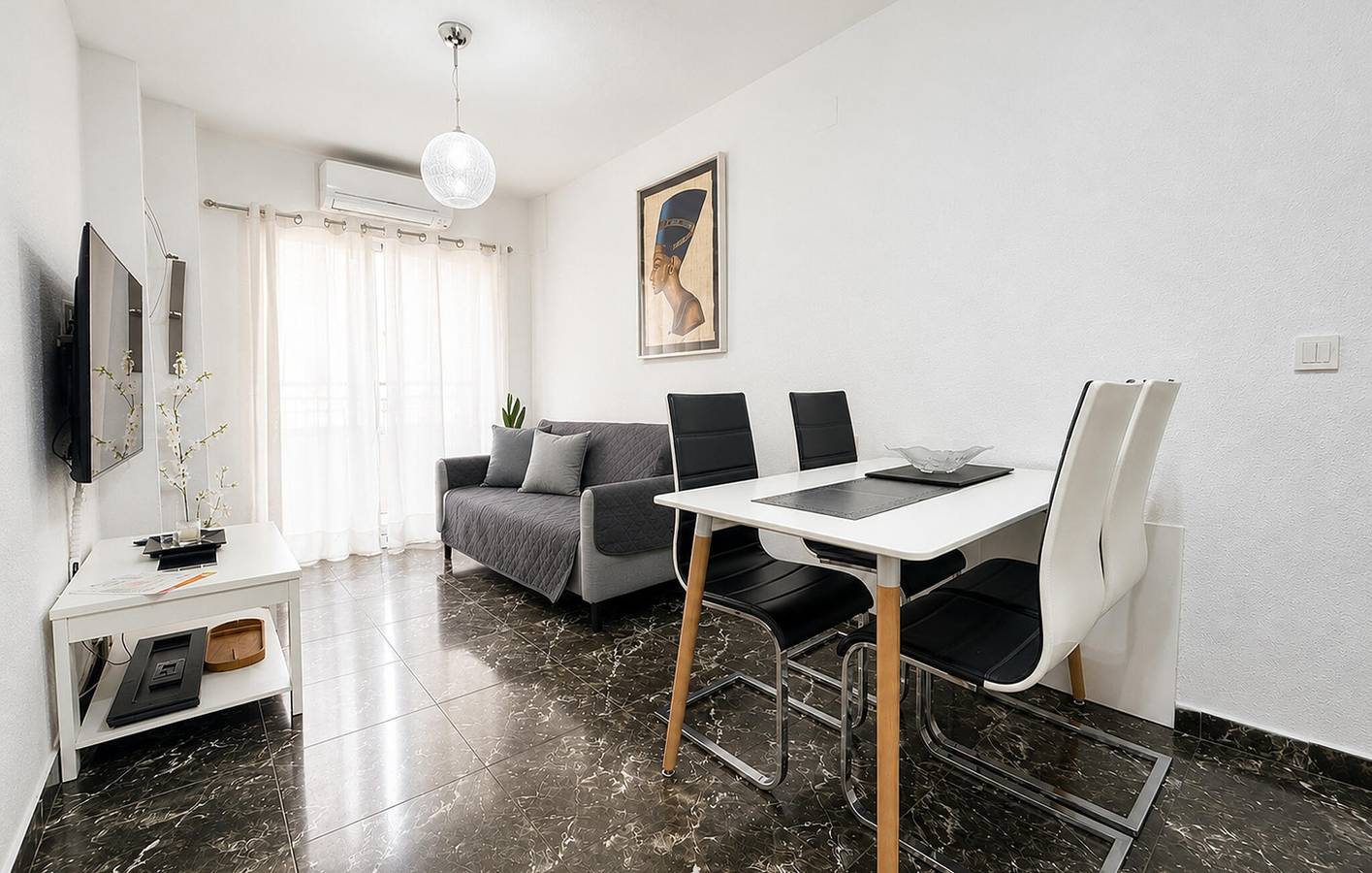 Apartamento vacacional entero, Apartamento con terraza junto a la playa, aire acondicionado y WiFi in Torrevieja Centro, Torrevieja
