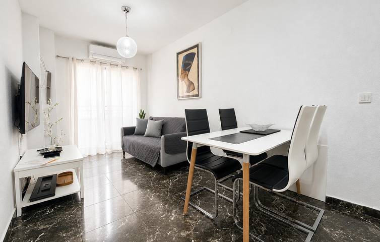 Geheel vakantieappartement, Terrasappartement aan het strand met AC & WiFi in Torrevieja Centre, Torrevieja