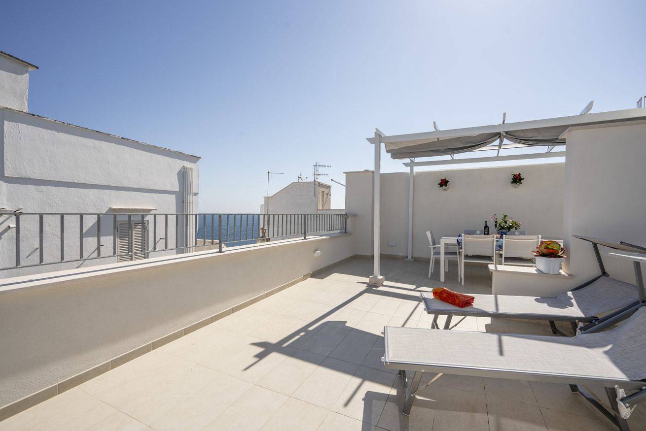 Ganze Wohnung, Guesthost - Heart of Monopoli: Seaview Terrace Apartment in Cala Porta Vecchia, Monopoli