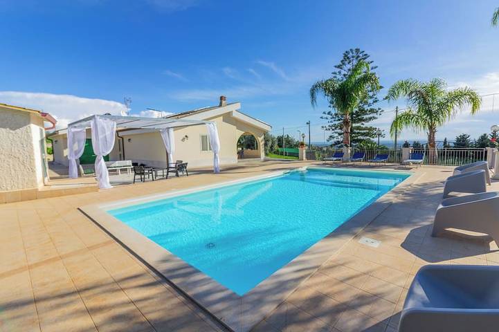 Villa pour 6 personnes, avec balcon et jardin à Floridia