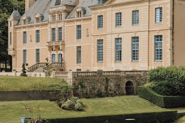 Château with Spa, Golf, Tennis, Basket, swimming pools, gardens. in Saint-Michel en Pré-Bocage, Región de Caen