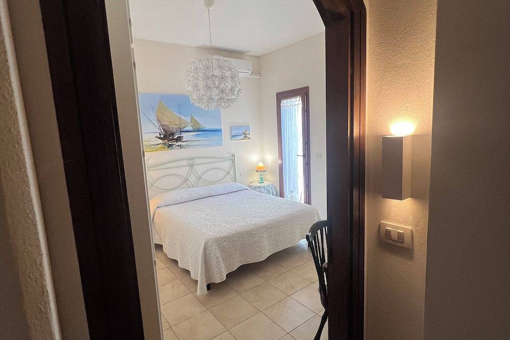 Entire apartment, House with garden with 2 bedrooms, 2 bathrooms, 50 meters from Beach in Torregrande, Oristano