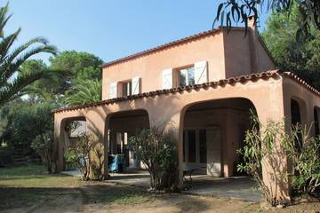 Location de vacances pour 7 personnes, avec terrasse et jardin dans Plage d'Agosta