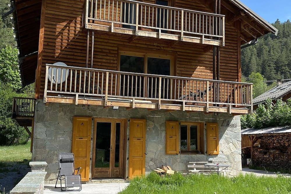 Chalet at the foot of the castle, in the heart of the Queyras mountains in Château-Ville-Vieille, Queyras