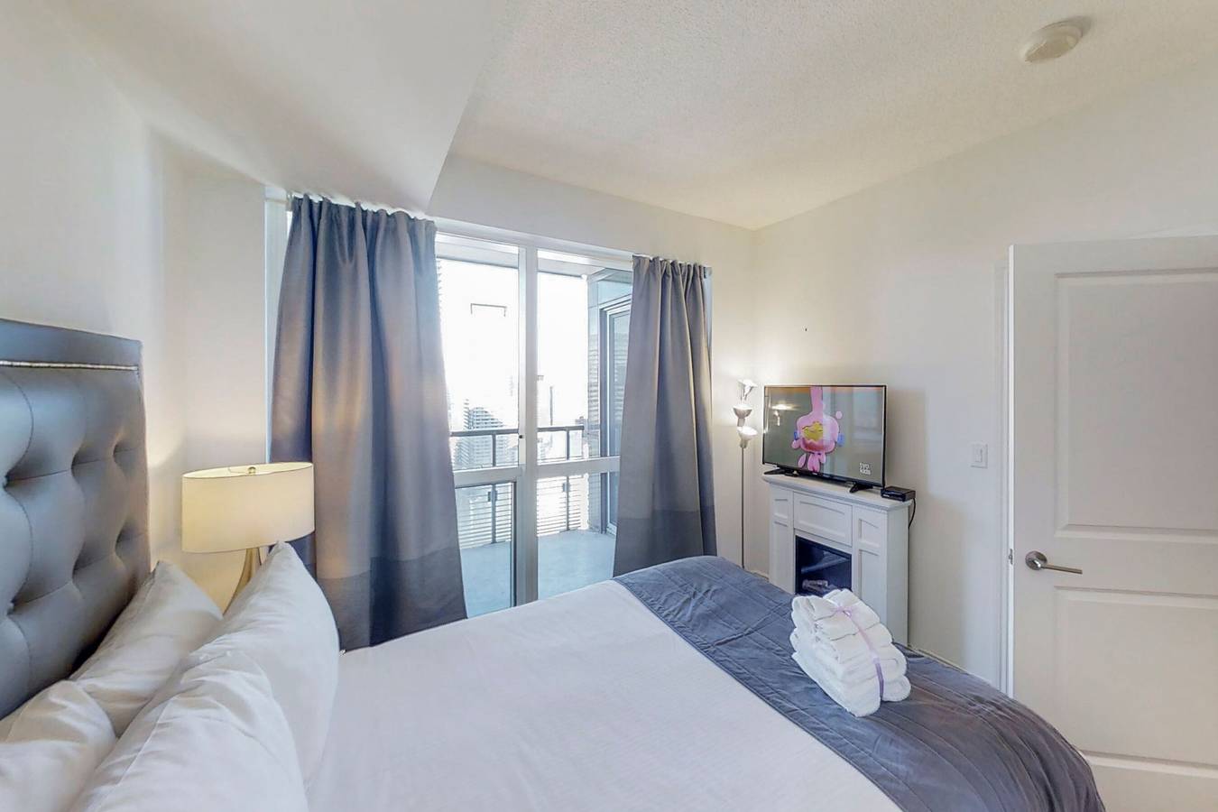 Entire holiday apartment, Downtown Toronto 2 Bedroom 2 Bath Suite near Business district, U of T, Hospital in Toronto, Lake Ontario (Canada)