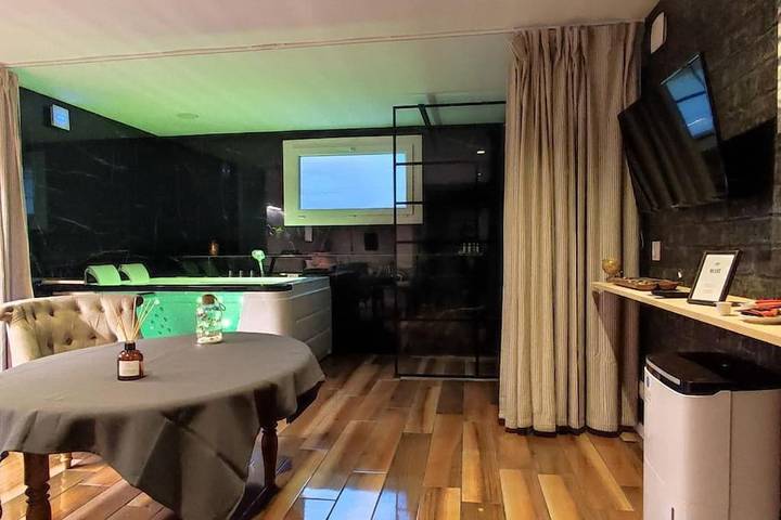 Gîte pour 2 personnes, avec Jacuzzi et Terrasse à Vezin-le-Coquet