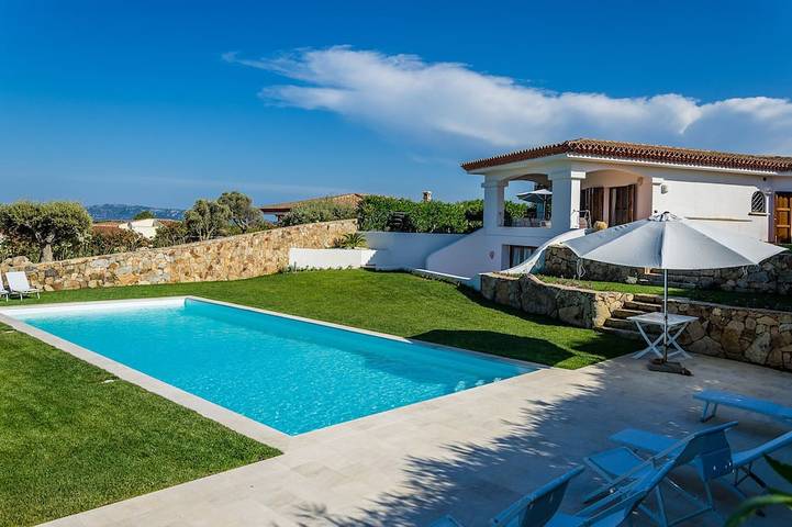 Villa per 12 persone, con idromassaggio e giardino, con animali domestici a Palau (Sardegna)