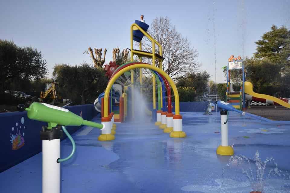 Stacaravan met terras met uitzicht op het meer, zwembad en airconditioning in Padenghe sul Garda, Garda Bergen