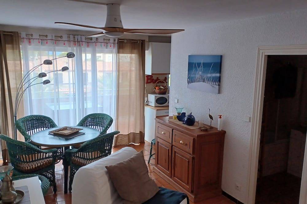 Entire apartment, Studio 30m2 (4personnes max), beach and port within walking distance in Six-Fours-les-Plages, Toulon region