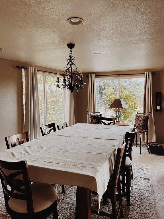 Vacation rental for 10 people, with yard and hot tub in Eugene