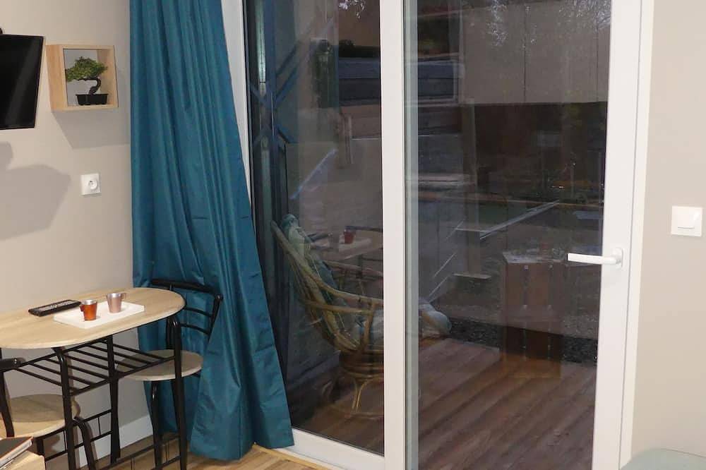 Garden house 2-4 persons with terrace near the forest in a quiet area. in Montcy-Notre-Dame, Ardenas