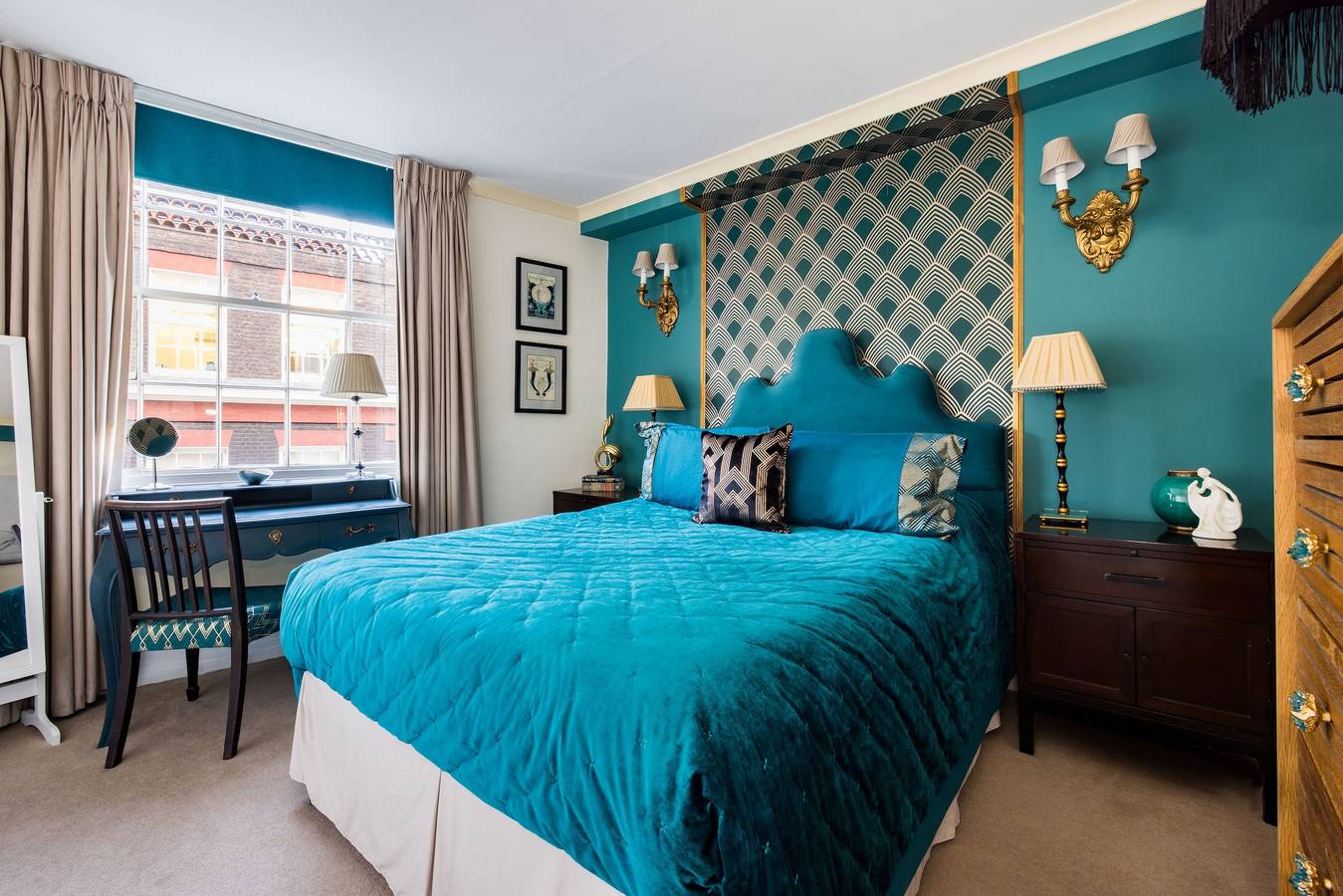 Entire vacation apartment, Mayfair 3-Bed 5-Guest Berkeley Square 1729 House in London, South East England