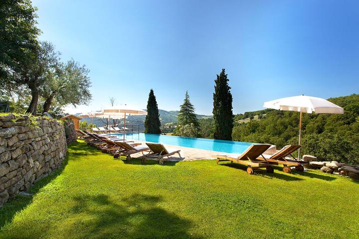 Ferienhaus für 18 Personen, mit Whirlpool und Terrasse sowie Garten in Gubbio