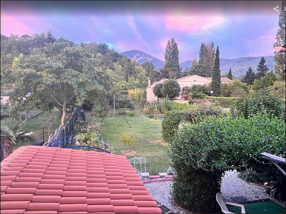 Chambre et salle de bain privé s'ouvrant sur terrasse, jardin et cuisine d'été in Quillan, Parc naturel régional Corbières-Fenouillèdes
