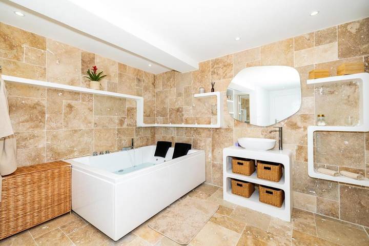 Ferienwohnung für 4 Personen, mit Whirlpool und Terrasse sowie Garten und Ausblick