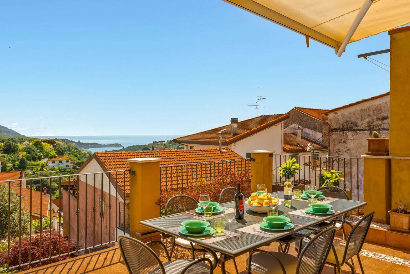 Casa Limoncino · Elegant House with Sea View Terrace in Pitelli, La Spezia