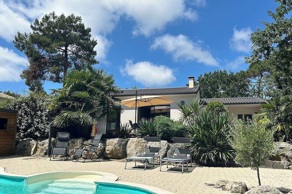 Modern bungalow with spacious private garden in Les Mathes, Côte de Beauté