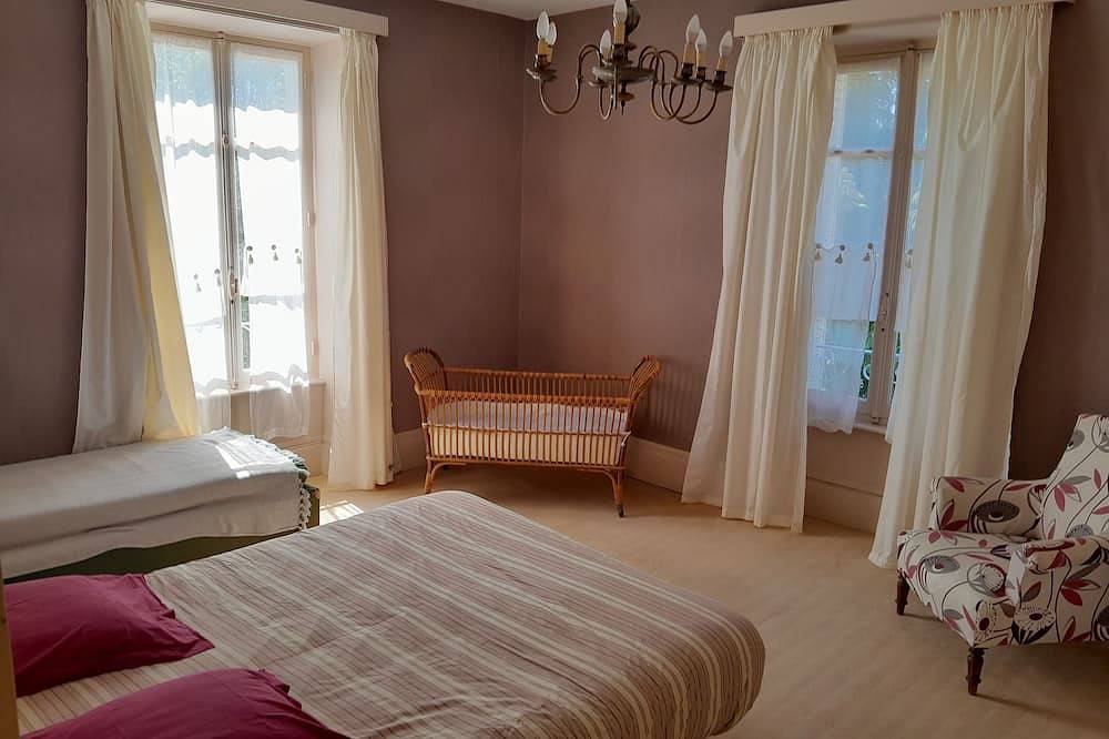 Belle maison familiale au calme avec terrasse, piscine et jardin in Rougnat, Région d'Aubussargues