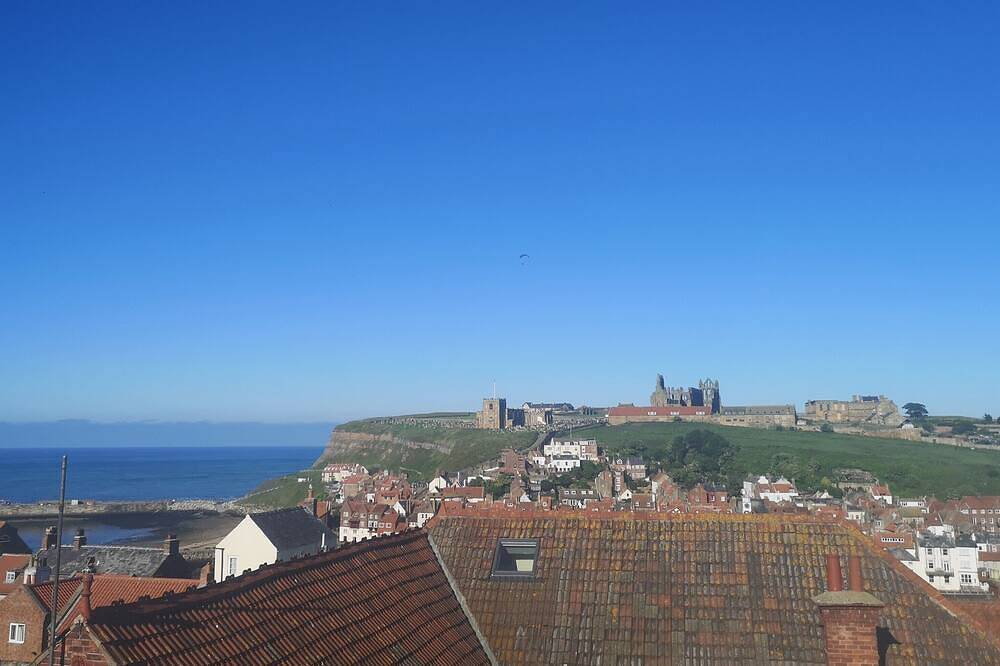 Entire apartment, 2 bedroom maisonette with fabulous Abbey and sea views in Whitby, North York Moors National Park