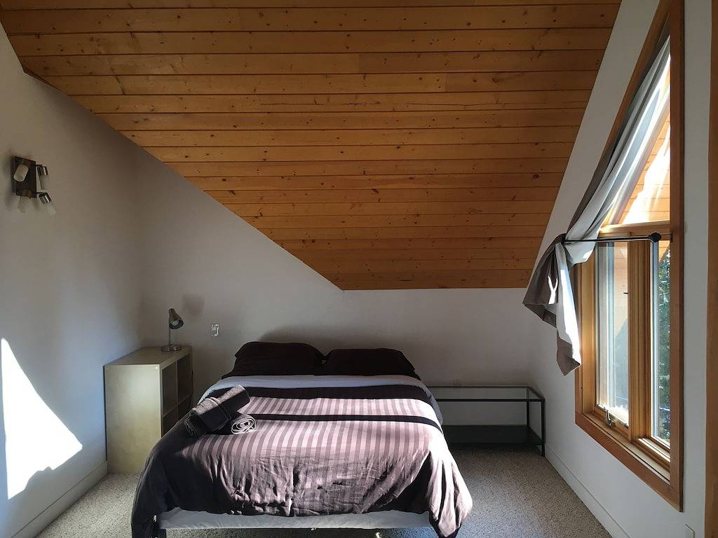 Goldenes Blockhaus über dem Tal in Kicking Horse