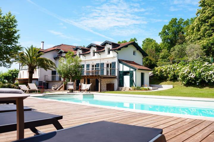 Villa pour 21 personnes, avec Terrasse et Piscine