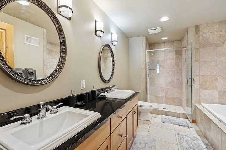 Vacation rental for 12 people, with yard and balcony as well as hot tub, with pets in Deep Creek Lake