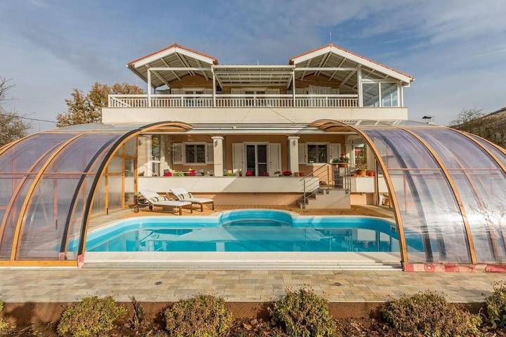 Ferienhaus für 8 Personen, mit Balkon und Whirlpool sowie Terrasse und Pool in Dugopolje