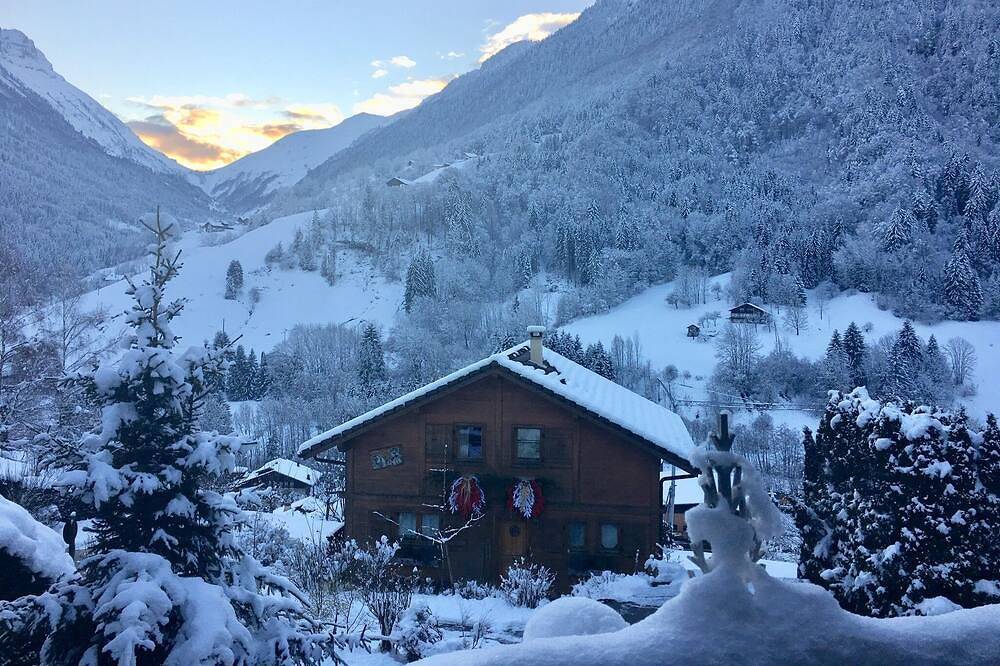 Family chalet between Le Grand Bornand and La Clusaz in Glières-Val-de-Borne, Region Bonneville