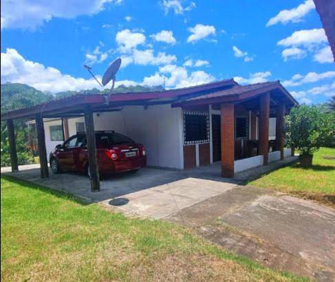 Casas e apartamentos de temporada para 10 pessoas, com vista e balcão e ainda jardim em Massaguaçu