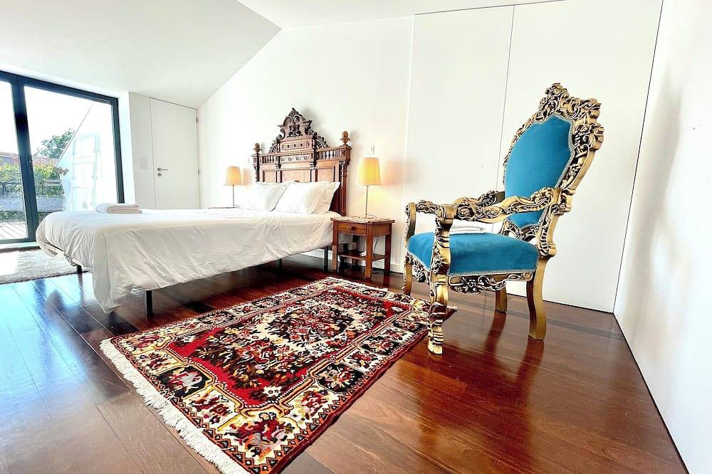 Exclusive Luxury Villa with Plunge Pool & Garden in Cedofeita, Porto