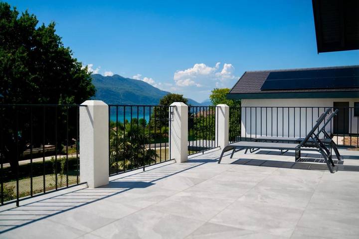 Location de vacances pour 6 personnes, avec Balcon et Terrasse ainsi que Jardin et Vue sur le lac à Tresserve