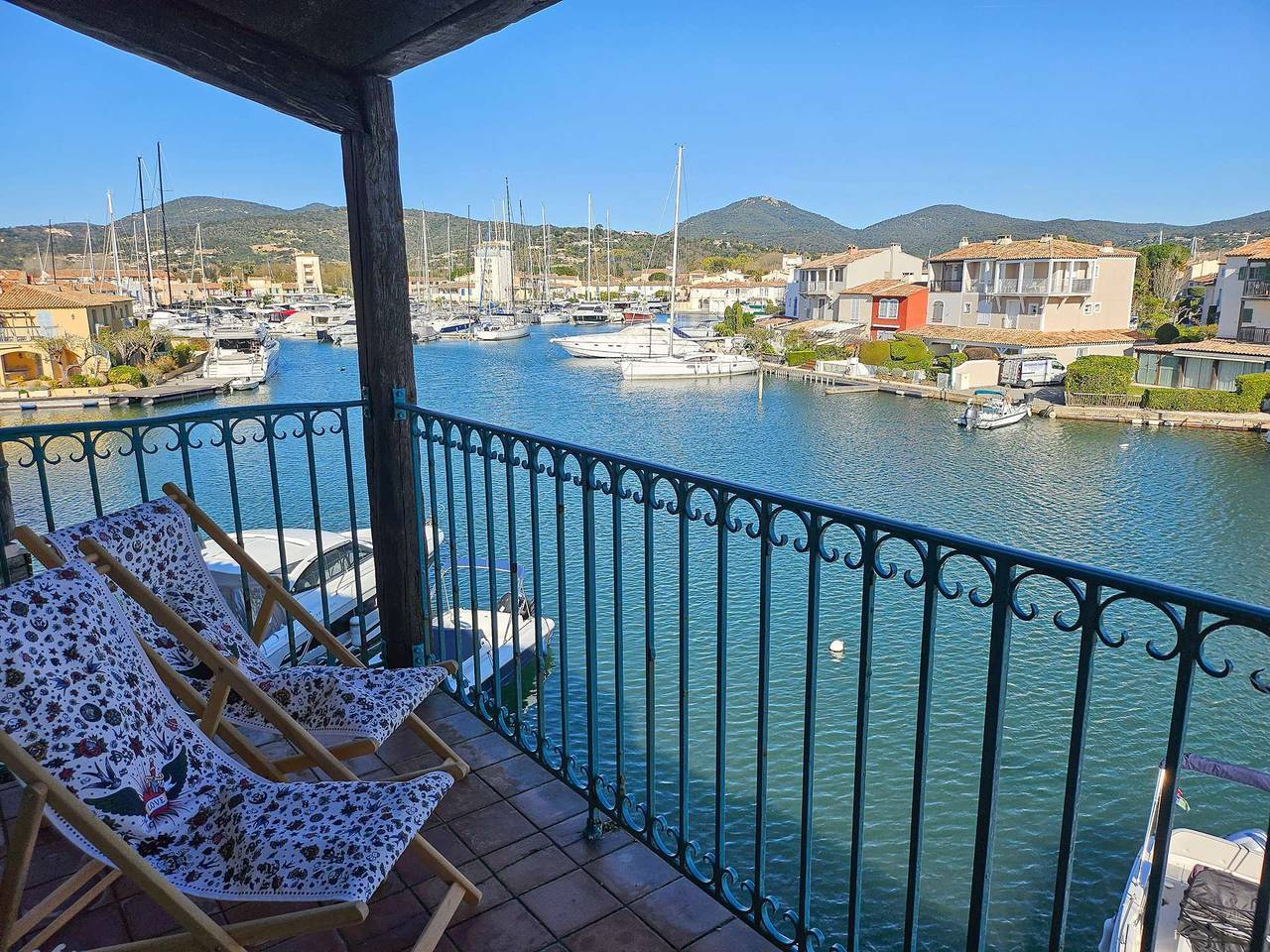 Hel ferieleilighet, Beautiful 2-room apartment with Wi-Fi and mooring – View over the canals of Port Grimaud in Port Grimaud, Grimaud