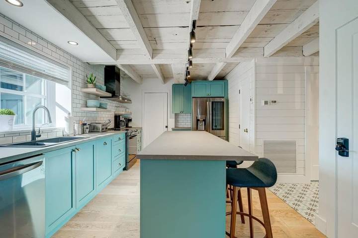 Location de vacances pour 12 personnes, avec jardin et terrasse ainsi que piscine et jacuzzi, animaux acceptés à Bromont - 4