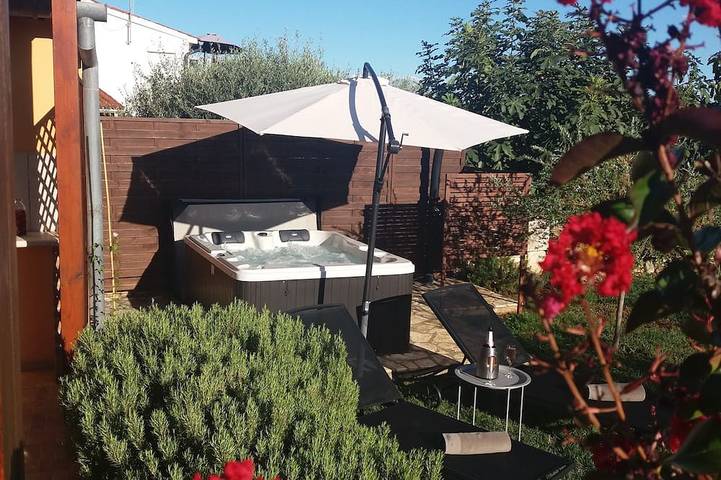 Ferienhaus für 2 Personen, mit Terrasse und Garten sowie Whirlpool in Kastelir