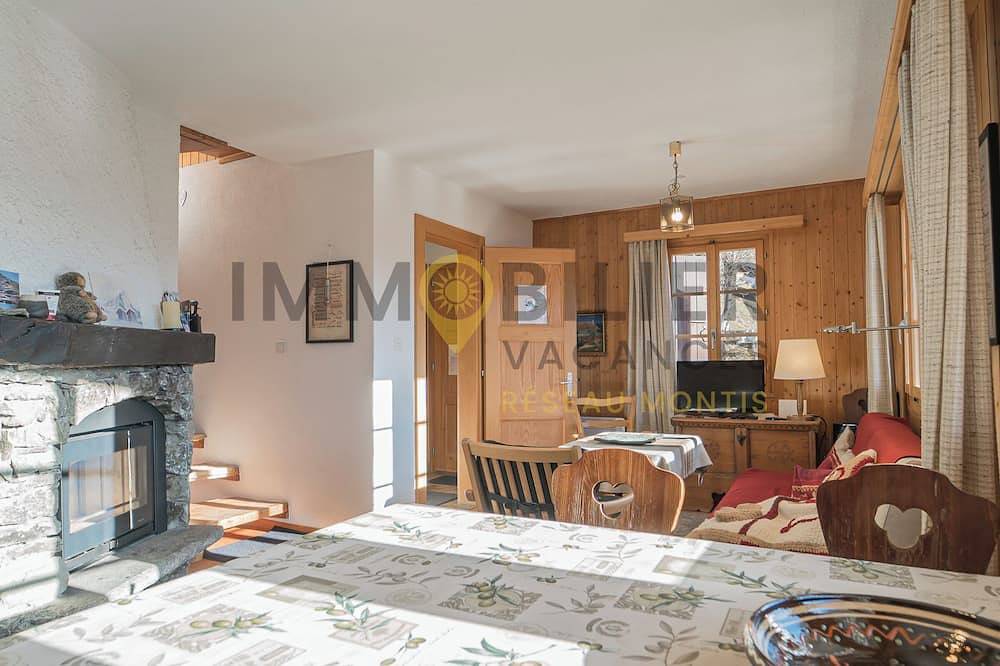 Très joli chalet plein de charme, idéal pour 5 personnes. Situé à 2 pas du village et de l’arrêt du in Chandolin, Anniviers