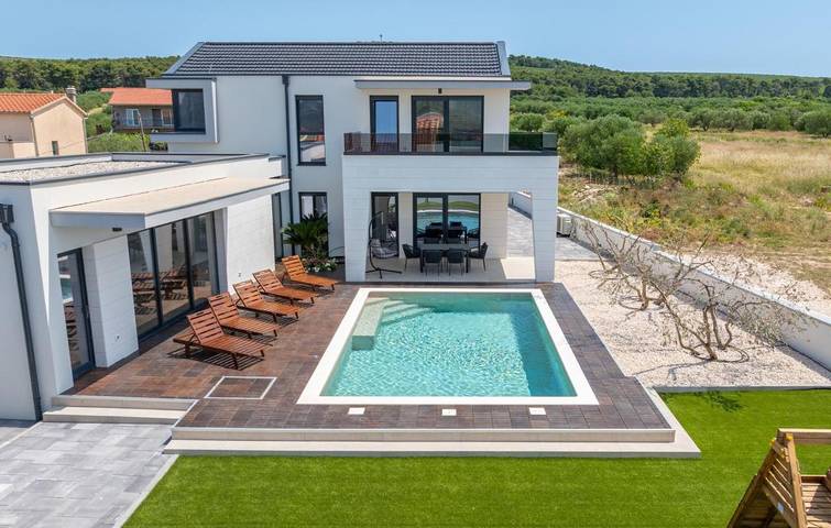 Villa pour 8 personnes, avec terrasse et sauna ainsi que vue et piscine à Turanj - 3
