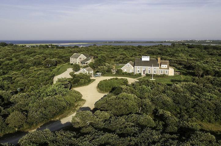 Vacation rental for 19 people, with yard and hot tub in Nantucket Island