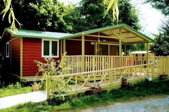 Holiday Home 'Chalet 1 À 6 Personnes Pmr Access' with Private Terrace and Wi-Fi in Touët-sur-Var, Nice region