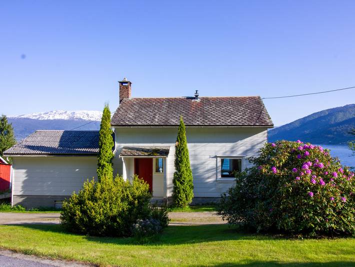 Ferienhaus für 6 Personen, mit Balkon und Terrasse sowie Garten und Ausblick in Sognefjord