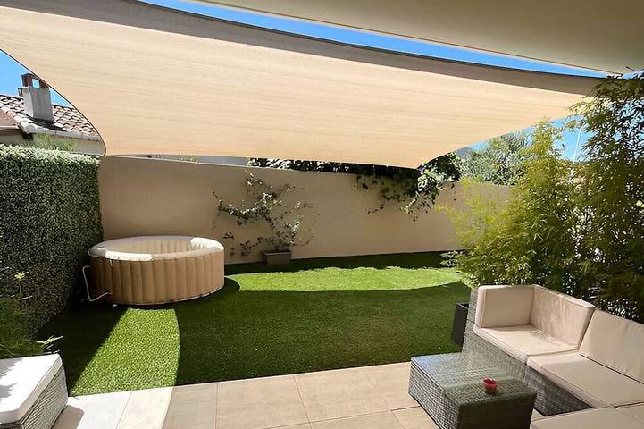 Appartement de vacances pour 3 personnes, avec terrasse ainsi que jacuzzi et jardin, animaux acceptés