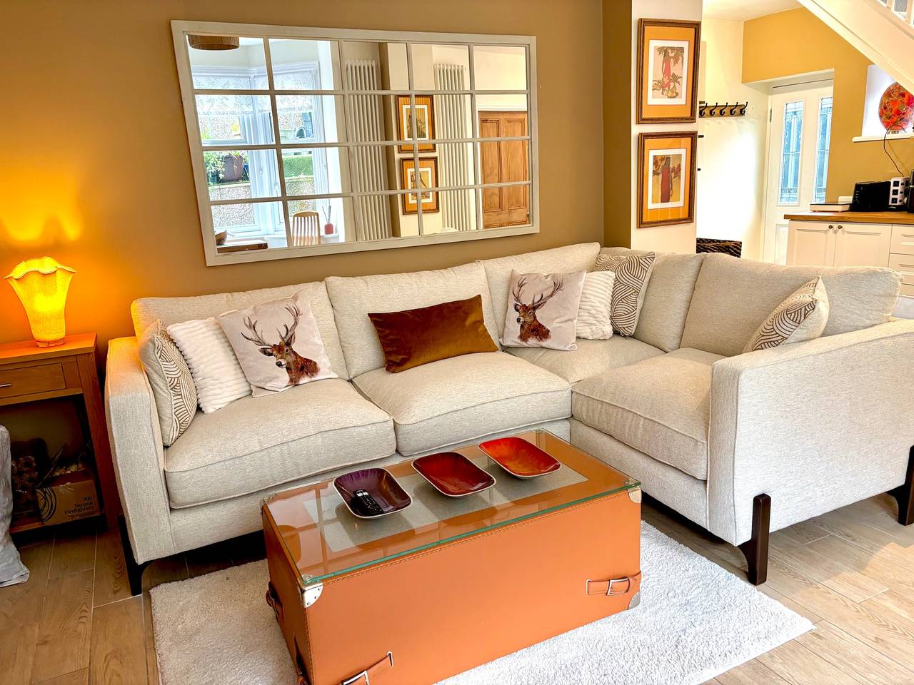 Entire holiday apartment, 5 Guests - 2 Bedrooms - Free Parking - 1min Beach in Llandudno, Conwy region