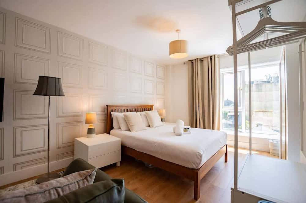 Entire apartment, Eyre View Suites - Studio #2 - Sleeps 2 in Eyre Square, Galway