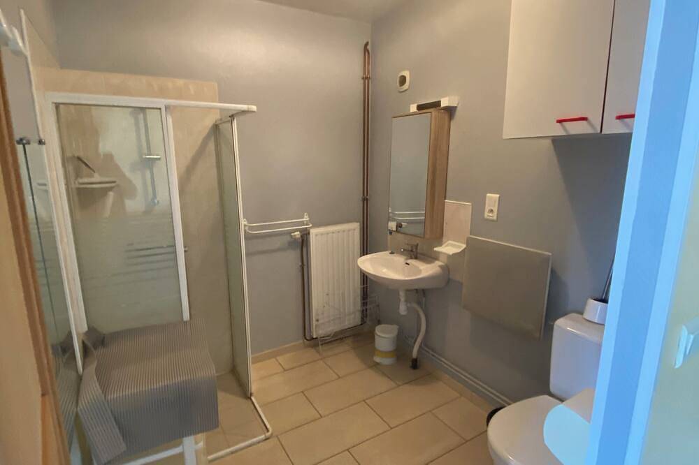 Apartamento entero, Ground-floor studio 2.5kms from town center, shops and casino. in Saint-Amand-les-Eaux, Región de Valenciennes